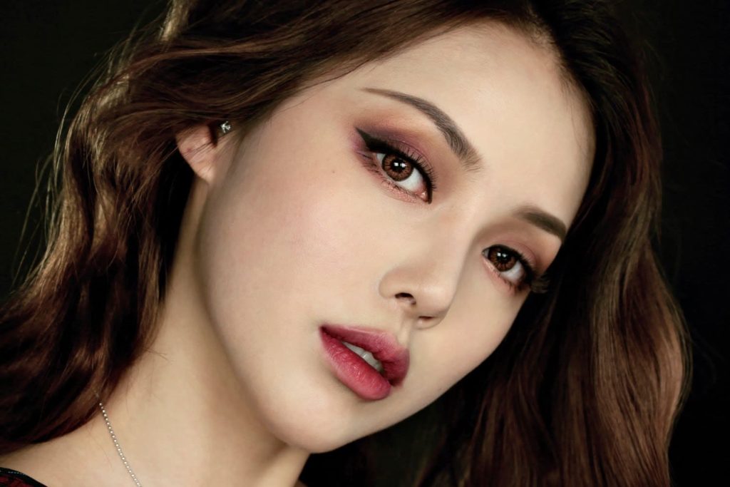 cách trang điểm cho người mắt sâu