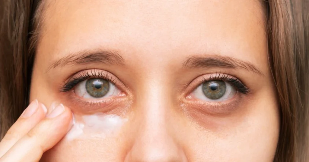 cách trang điểm cho người mắt sâu