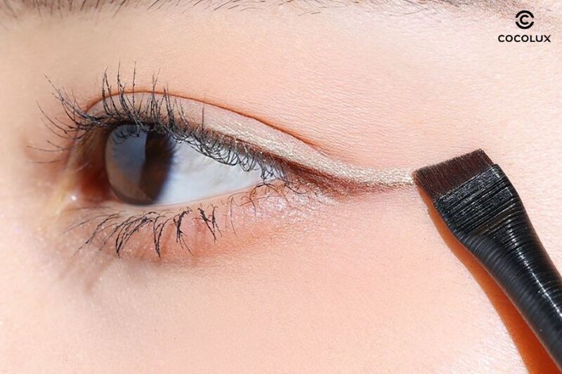 Sử dụng cọ dẹt cho phần bầu mắt