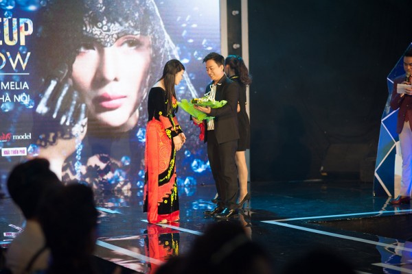 Tina Lê đặc biệt dành lời cảm ơn đến người cộng sự kinh doanh cùng thương hiệu Tina Lê là công ty Khải Thiên Phú, đại diện Tina Lê, ông Nguyễn Đức Việt đã dành bó hoa tươi thắm và kỷ niệm chương để tặng cho đại diện công ty.