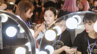 ‘Đột nhập’ hậu trường Vietnam International Fashion Week VIFW: Không khí làm việc hăng say, chuyên nghiệp của team make up Tina Le
